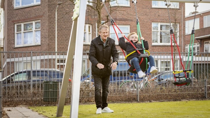 Een oudere man in de speeltuin met zijn kleinkind. Foto ter illustratie.