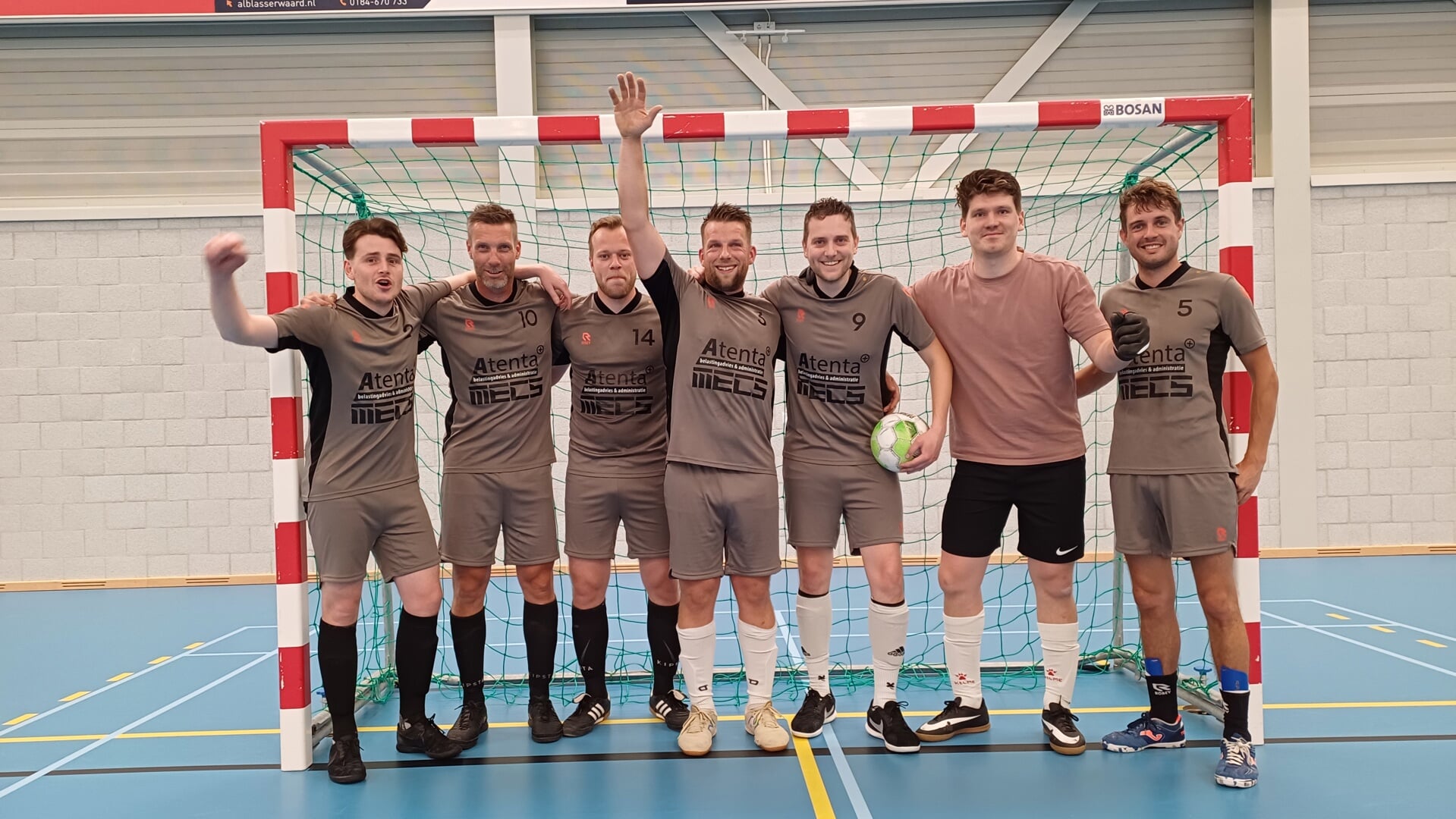 Zaalvoetbalteam Atenta Belastingadvies wint voor het tweede jaar op rij de Sliedrechtse beker.