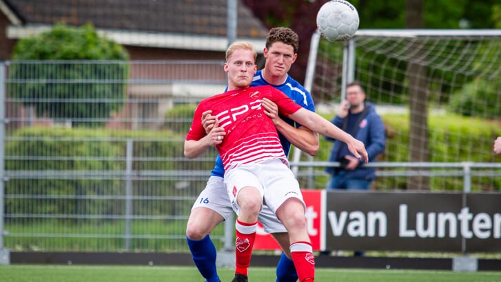 FC Horst-verdediger Bas van den Berg in duel met spits Rik Vermeij van Hierden.