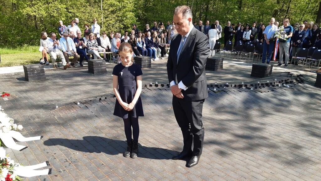 Burgemeester Bouwmeester en jeugdburgemeester Eline Voorburg hebben een krans gelegd tijdens de herdenking in voormalig kamp Wöbbelin.