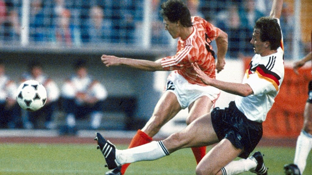 Marco van Basten in actie in de halve finale op het EK in 1988: Duitsland-Nederland (1-2) in Hamburg. 