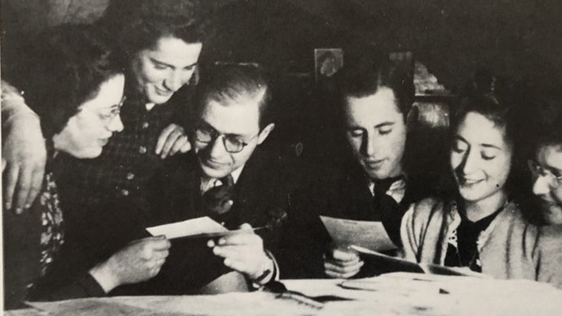 Tweede van links Beate Mansbach en naast haar Louis Leviticus, januari 1942