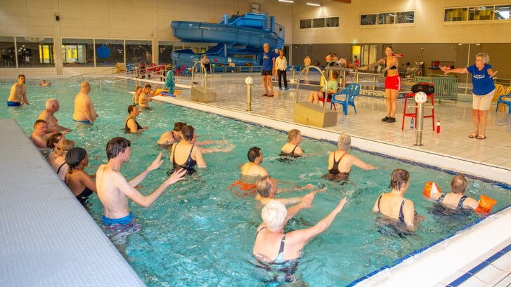 Het zwemuur begint met muzikale watergymnastiek.