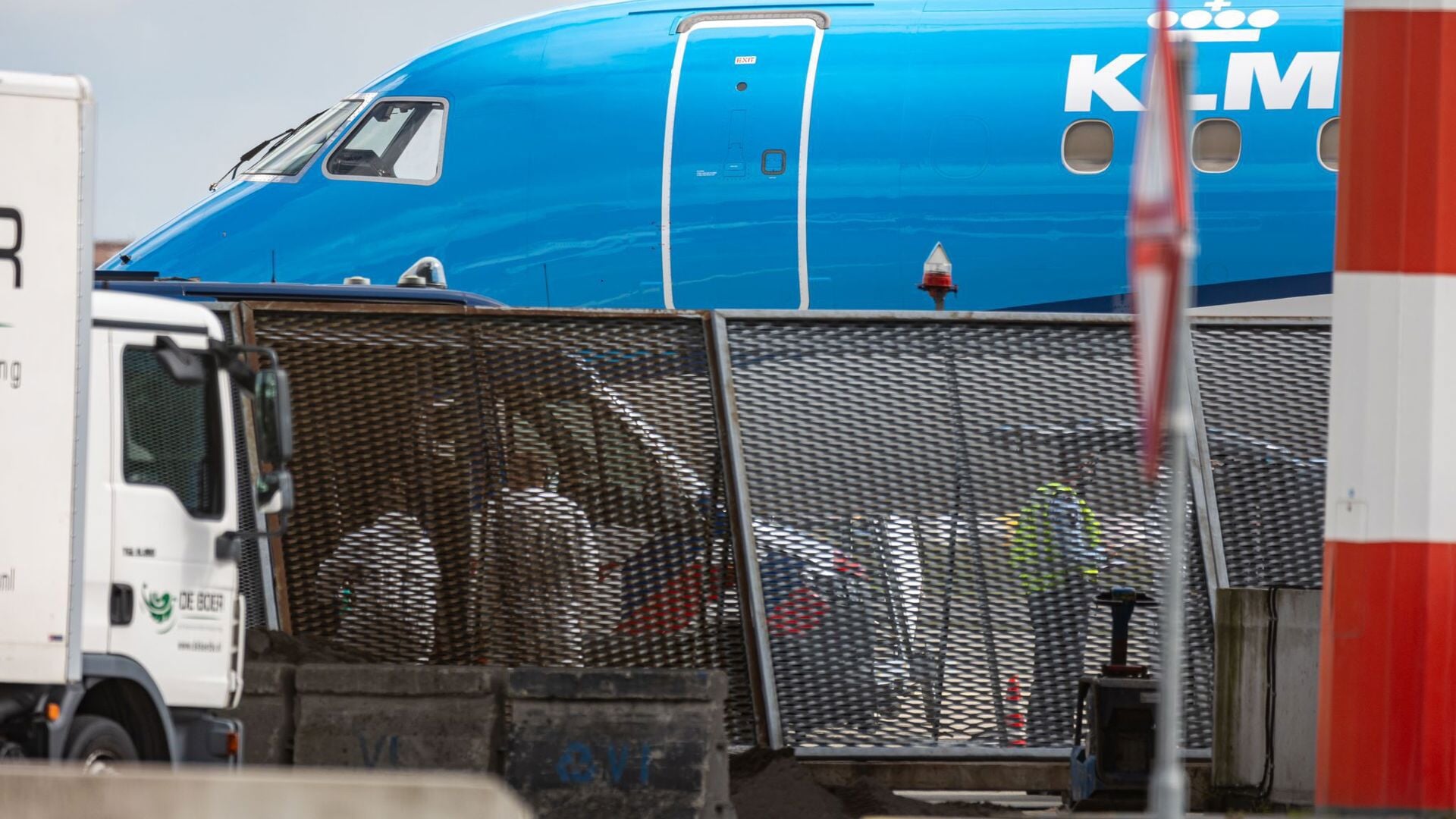 Persoon komt op Schiphol in draaiende vliegtuigmotor en overlijdt:  slachtofferhulp voor getuigen - Nieuws uit de regio Amstelveen