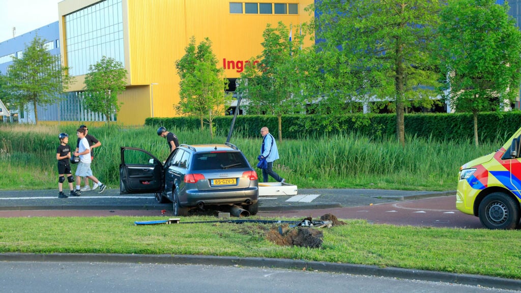 Automobilist rijdt rechtdoor over rotonde en richt ravage aan in Amersfoort