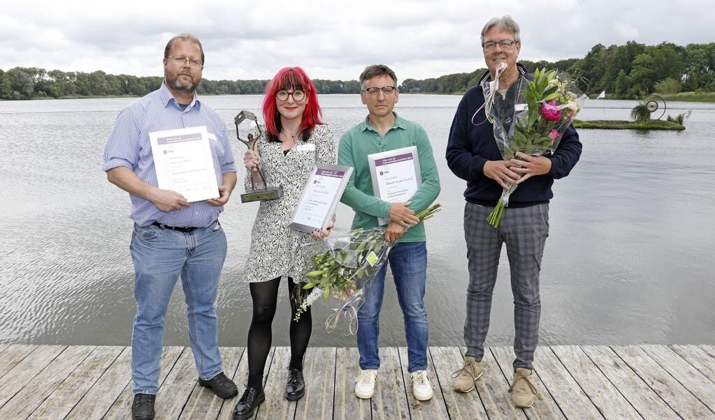 Van links naar rechts: Jeroen van Hattum (Texelse Courant), winnaar Elyse van den Brink (Ede Stad), Marcel Koch en Daan Bleuel (beiden Leusder Krant).