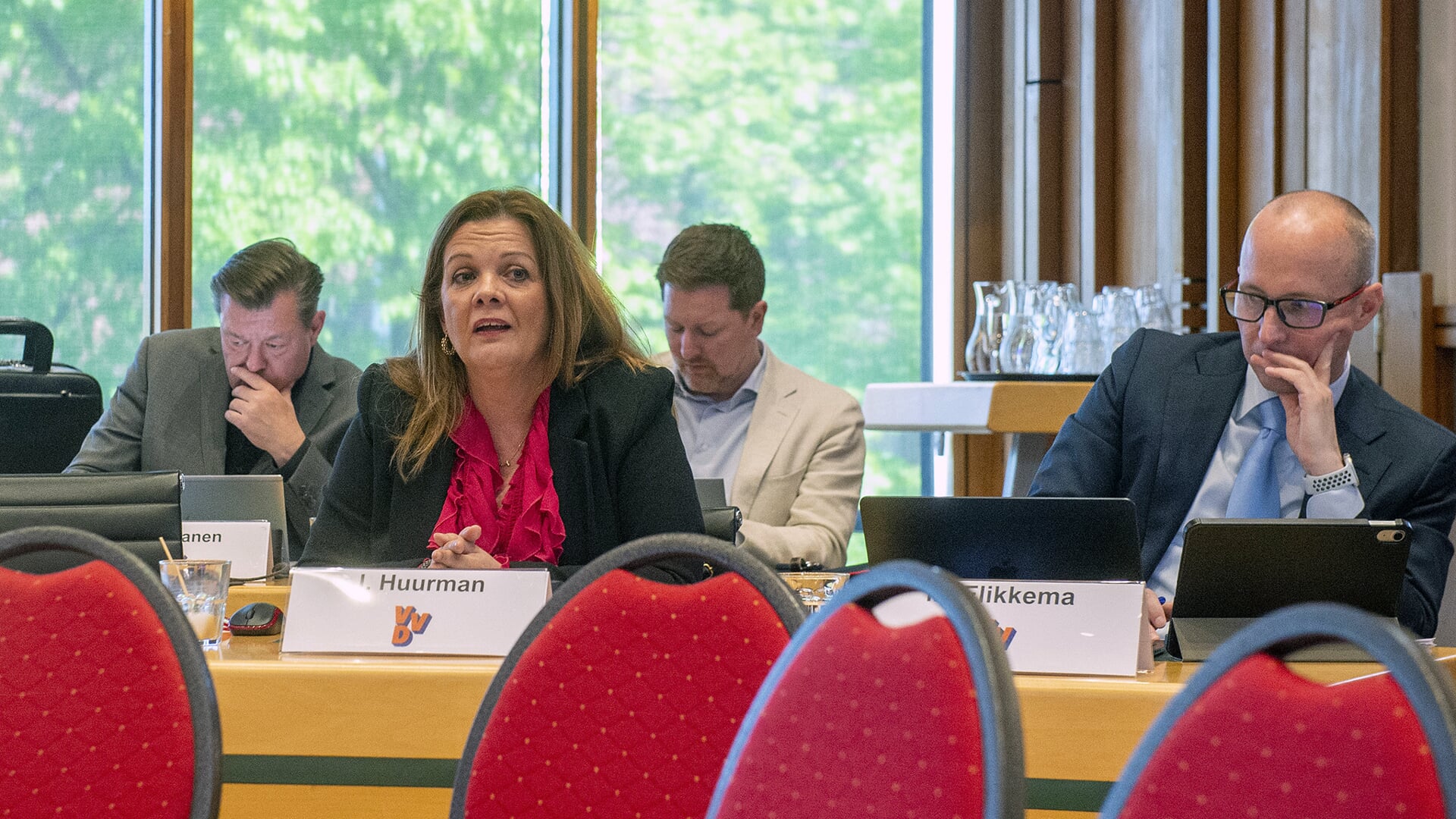 Joyce Huurman (links) van de VVD fractie tijdens een eerder overleg.