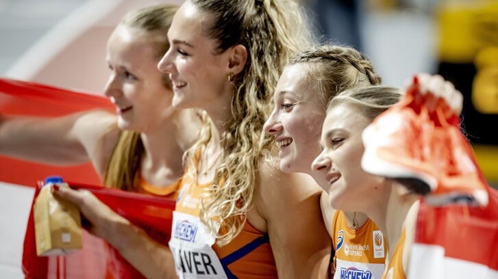 Cathelijn Peeters, Lieke Klaver, Femke Bol en Lisanne de Witte na afloop van de finale van de 4x400 meter estafette, tijdens de laatste dag van de wereldkampioenschappen indooratletiek in Schotland.