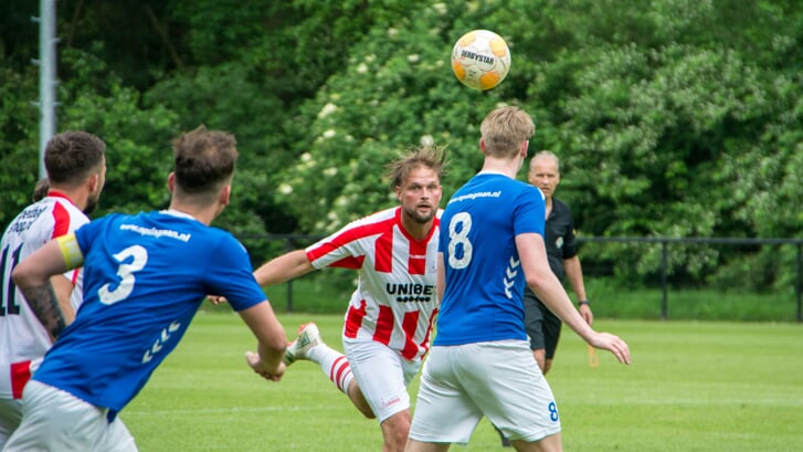 Een spelmoment uit de wedstrijd tussen SV Austerlitz en DVSA.