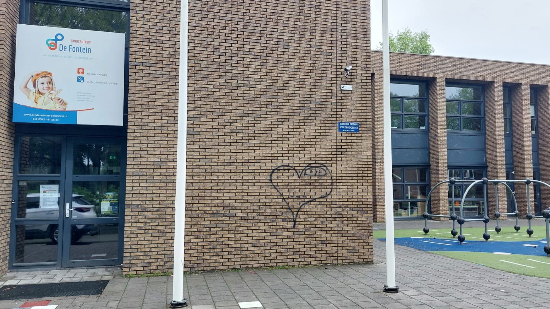 Niet voor de eerste keer vindt er vandalisme plaats bij basisschool De Fontein in Barneveld.