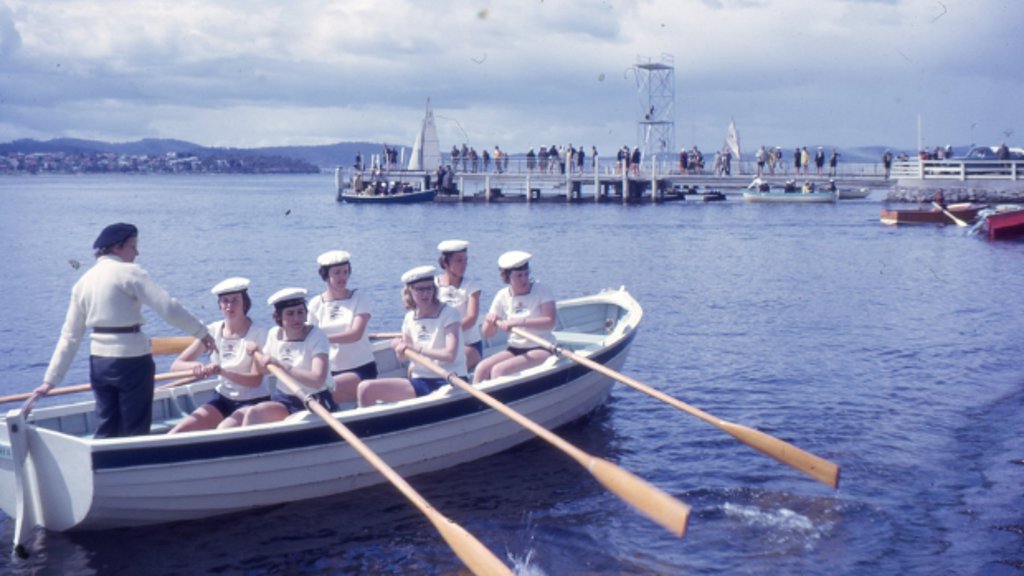  Roeien met de padvindsters op de Derwent River in Hobart in 1964.