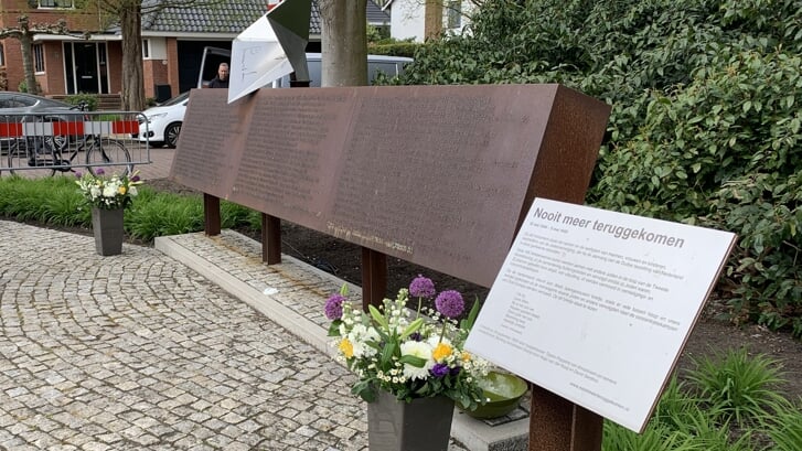 Het monument 'Nooit meer teruggekomen' met de namen van de slachtoffers van de Jodenvervolging uit Amstelveen die tijdens de Tweede Wereldoorlog vermoord zijn.
