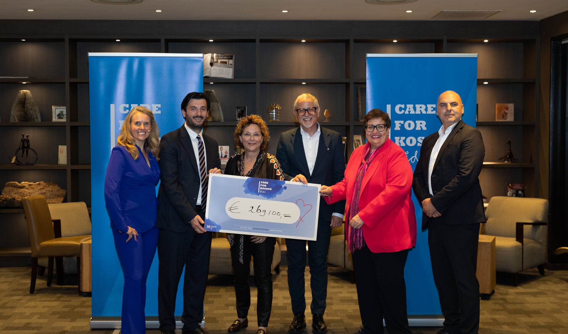 (vlnr): Dolly van den Akker, Dren Doli, ambassadeur, Anke Gerrits, Arben Vitia, Carin Lobbezoo, ambassadeur, Elvir Azizi (directeur ziekenhuizen Kosovo).