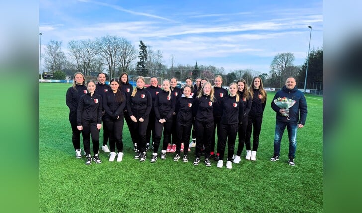Meisjesteam MO17 van Rood-Wit '58 in hun nieuwe trainingspakken aangeboden door Qimarox uit Harderwijk