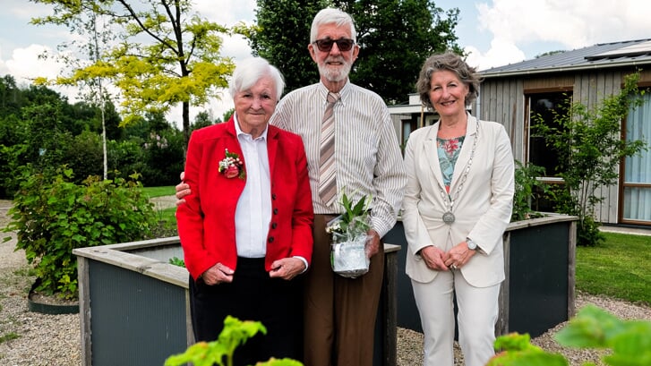Hans en Ria de Vette kregen bezoek van burgemeester Corry van Rhee-Oud Ammersveld vanwege hun huwelijksfeest.