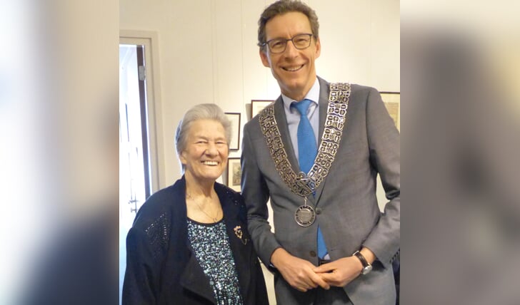 Sjoukje Dijkstra op 80-jarige leeftijd met burgemeester Tjapko Poppens bij de opening van de tentoonstelling die de Vereniging Historisch Amstelveen als eerbetoon aan haar hield in 2022.