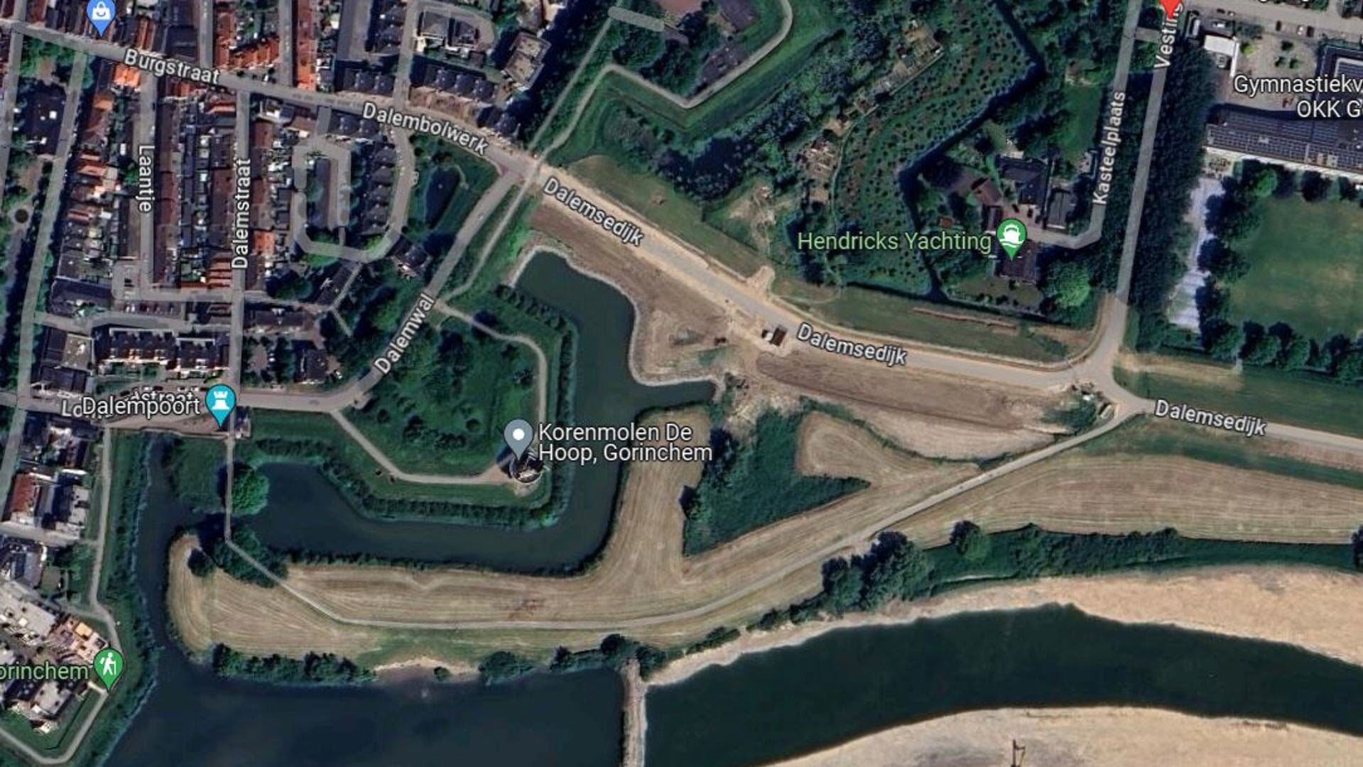 Luchtfoto van het werk aan de dijk bij Gorinchem