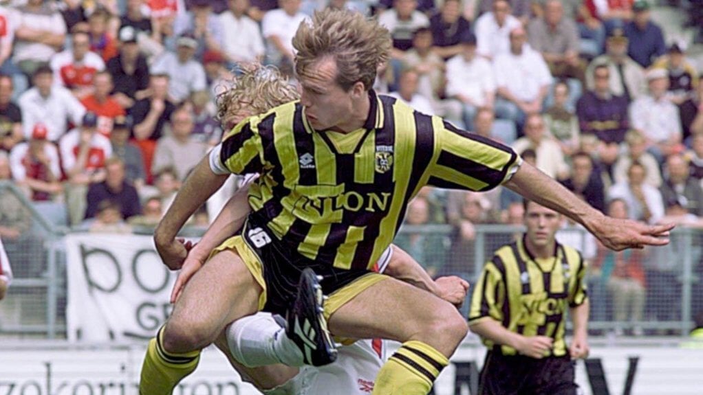Arco Jochemsen namens Vitesse in duel met Dirk Kuijt van FC Utrecht op 9 mei 1999. De actie resulteerde in het eerste doelpunt voor Vitesse.