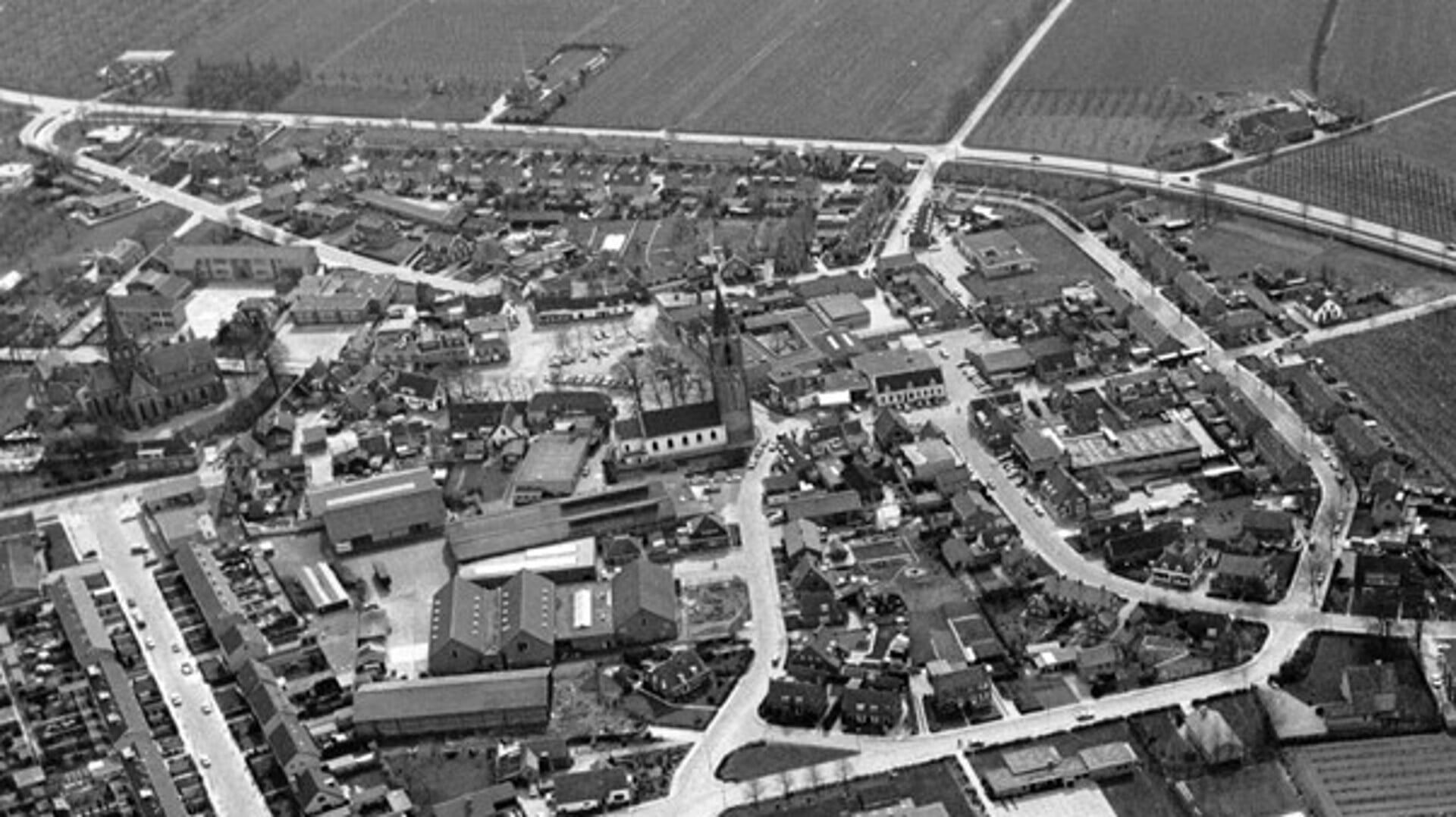 Luchtfoto van het Oude Dorp van Houten, met centraal de Pleinkerk, met op de achtergrond de Utrechtseweg en Schalkwijkseweg, vanuit het noorden gezien, in april 1976. 