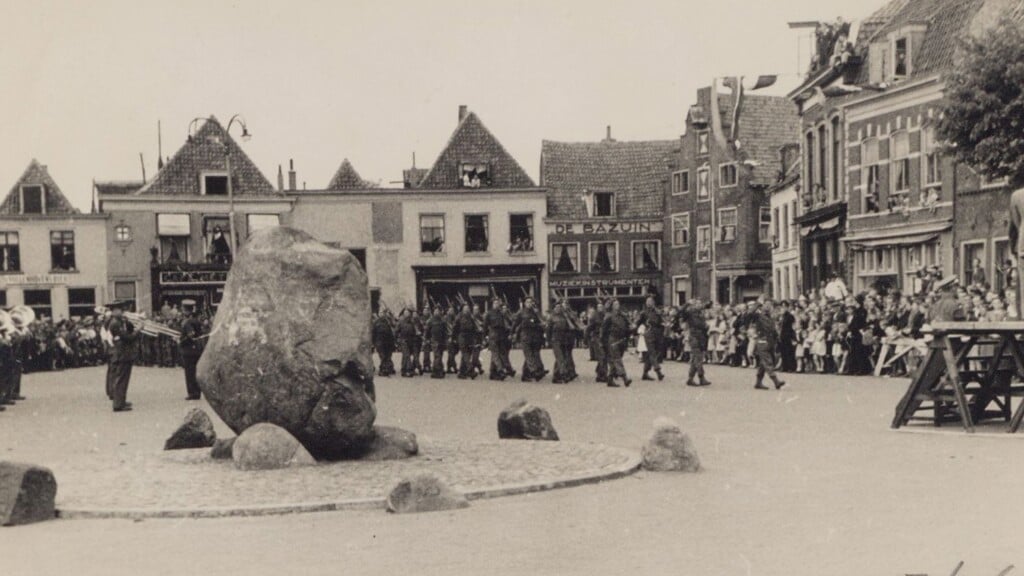 Een foto van de Hof in oorlogstijd, waar destijds de Amersfoortse Kei lag. 
