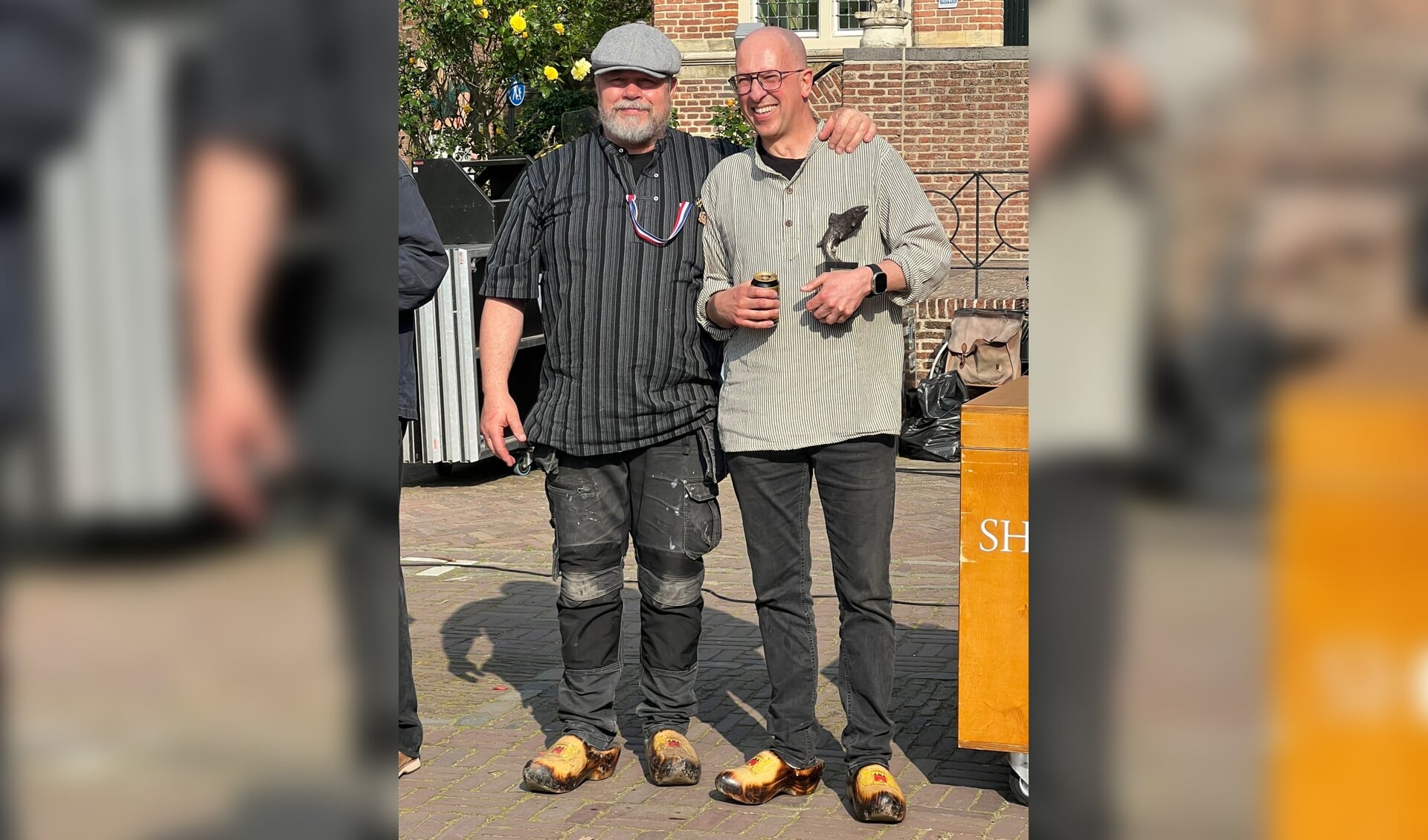 Bram Bosch en Sven Wijkniet namens de Bliekse visbakkers