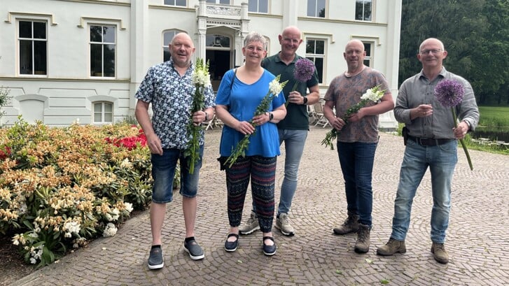 Bouwbedrijf Osnabrugge (Marco van den Essenburg) sponsort de ereboog voor de komende 3 jaar en Flowers Only (Gerard Vlasman) geeft aan alle wandelaars een gladiool. 