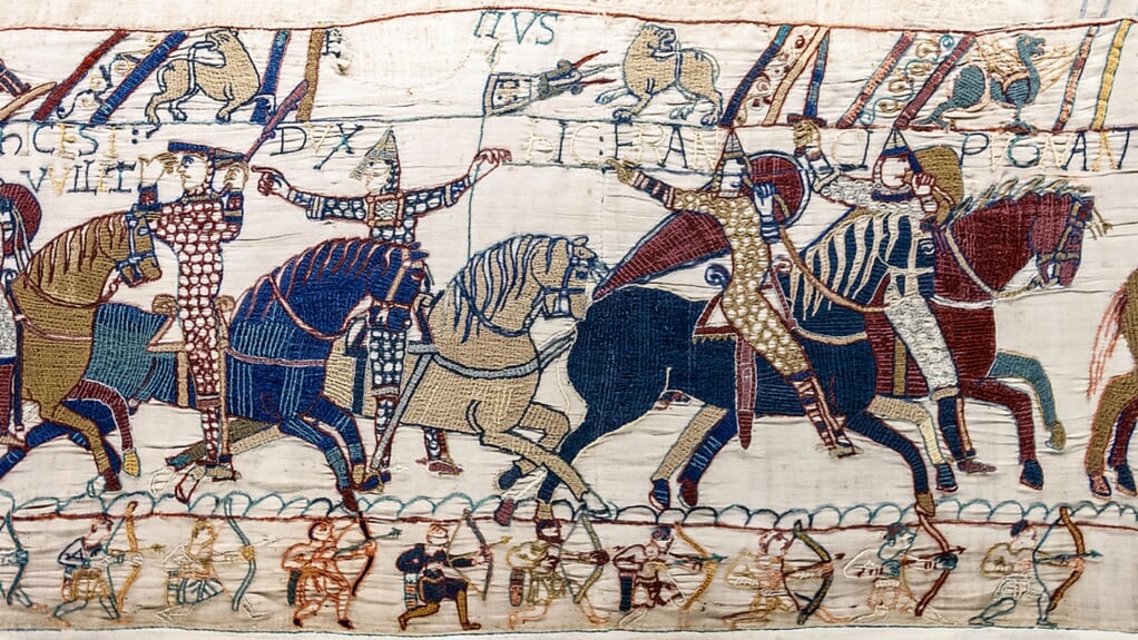 Het tapijt van Bayeux is een borduurwerk van 70 meter lang en 50 centimeter hoog, dat de geschiedenis uitbeeldt van de Slag bij Hastings in 1066.