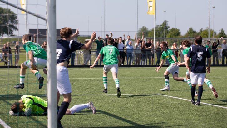 Nanna Calf (midden op de foto) was de gevierde man bij SV Baarn zaterdag. Hier heeft hij net het vierde doelpunt gescoord. 