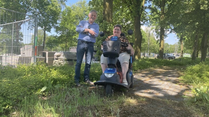 Harry Hoorn en Bertha van Ronselaar van het inclusiepanel bij de overwoekerde scootmobiel oefenbaan bij De Meeuwen.