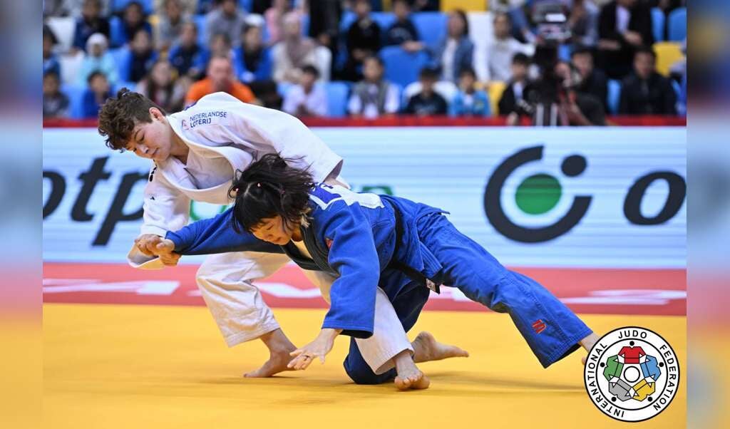 Het jonge Amersfoortse judotalent, Julie Beurskens (in het wit), is op 19-jarige leeftijd al hard op weg naar de top. 