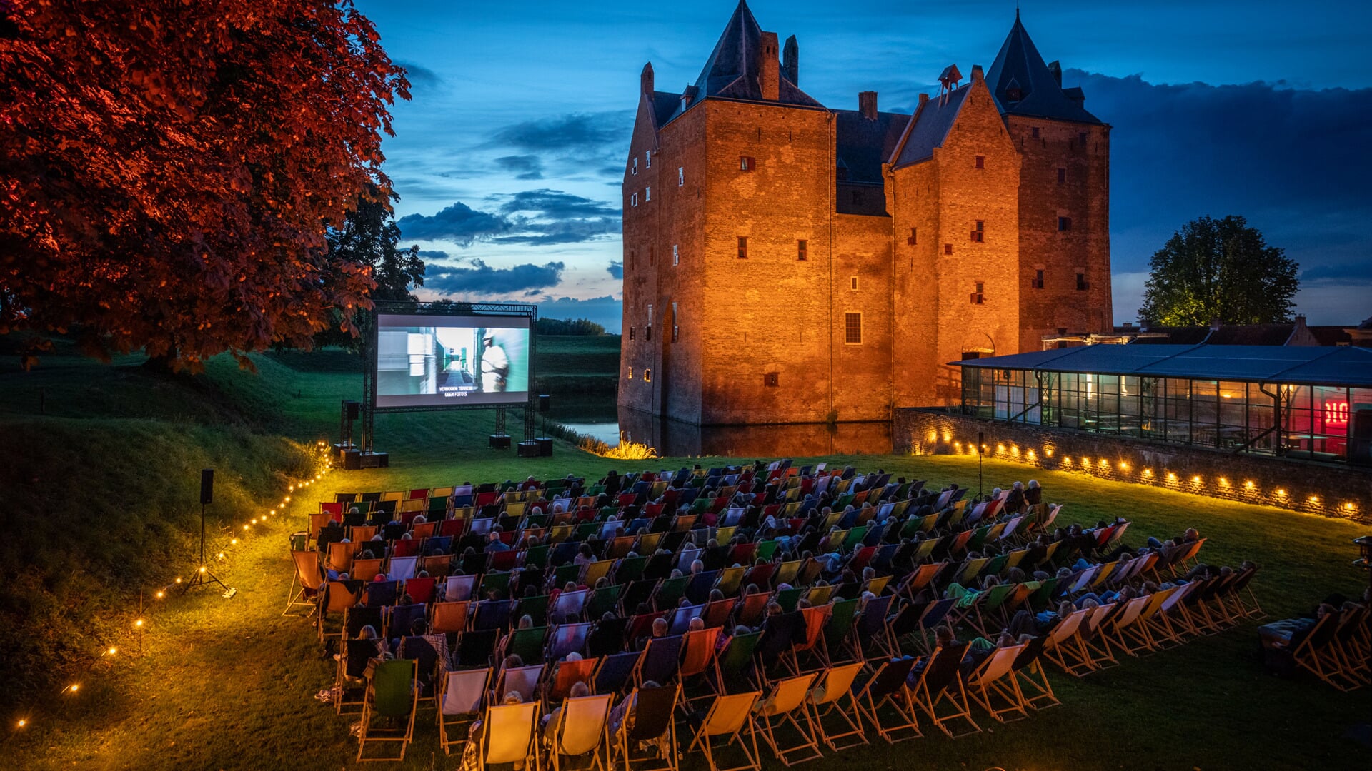 Bezoekers genieten van films in magisch decor bij Slot Loevestein. 