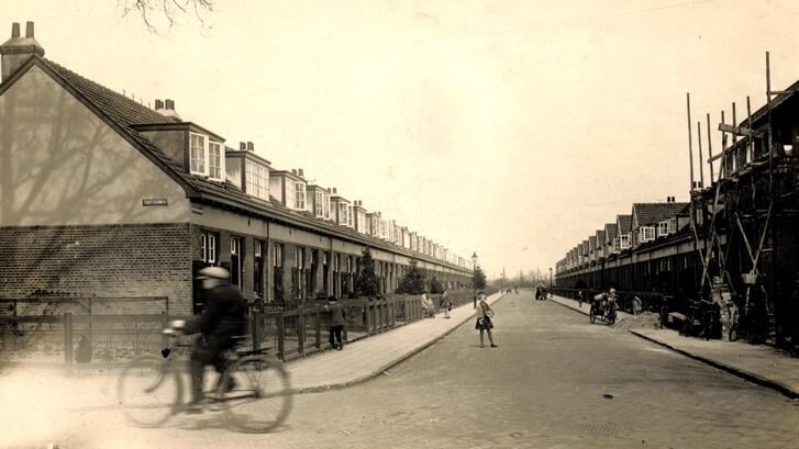 De Sint Bonifaciusstraat in het Soesterkwartier midden jaren 20. 