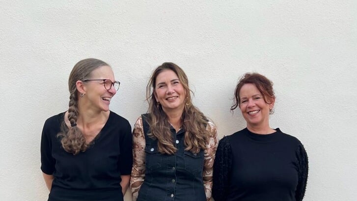 Désirée Schuttel-Roosjen (verteller), Simone de Koning-Blotenburg (sopraan) en Martine Bunschoten-Lage (pianist) vormen samen het trio Desima.
