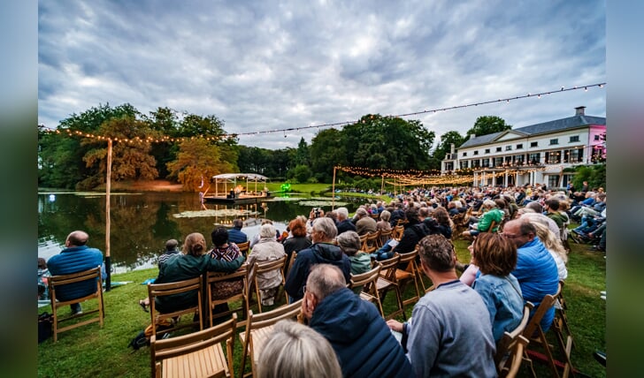 Ruim 700 luisteraars genieten op Landgoed Vollenhoven naar verstilde pianomuziek, gespeeld vanaf de vijver