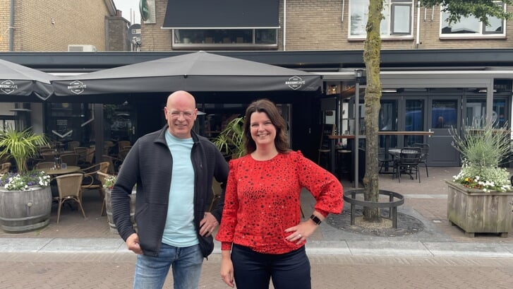 Dick van Leeuwen en Carola Top in de Stationsstraat, waar onder andere wordt gespeeld bij Bruijn Café en De Kroeg Oma's.