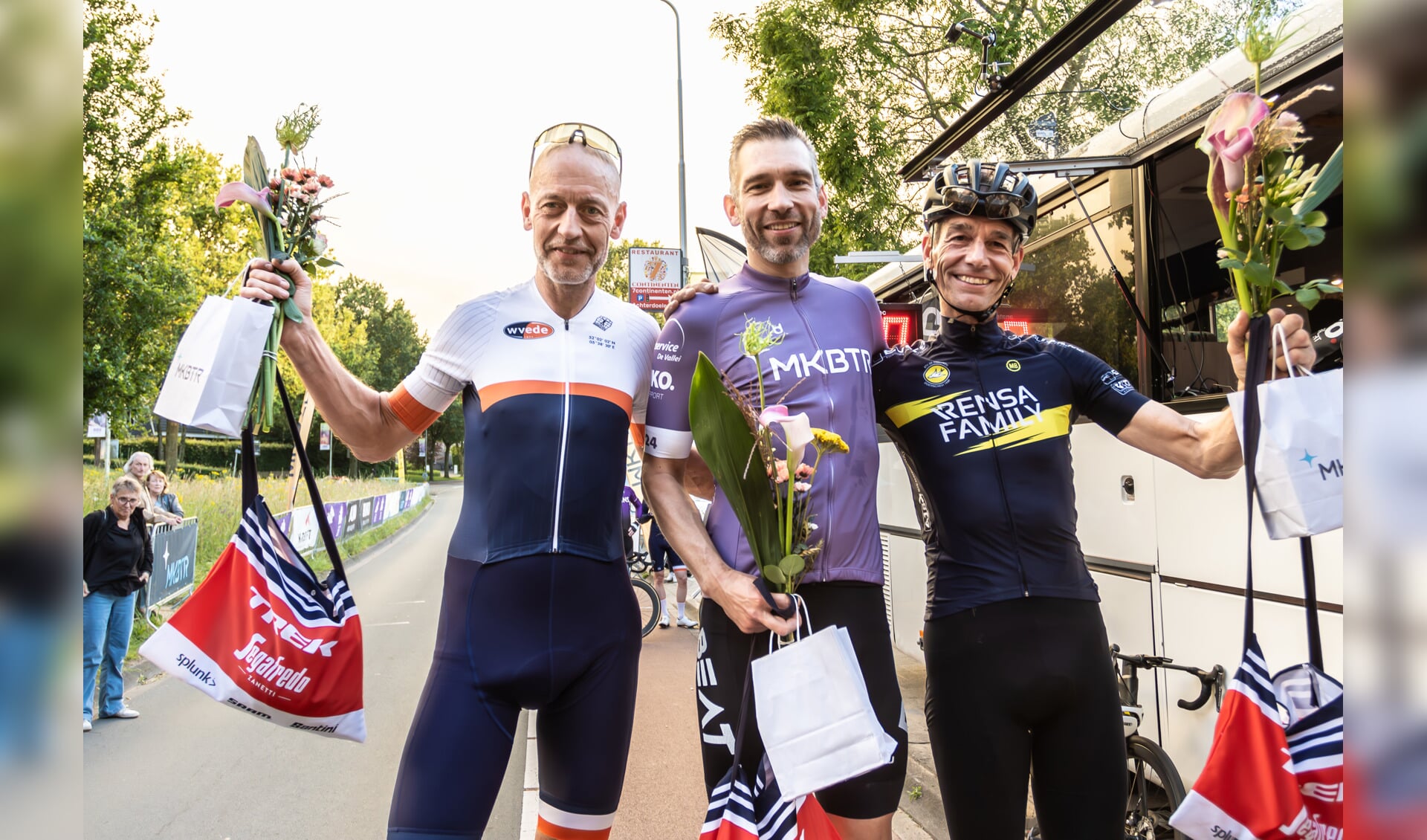 Kopgroep beheerst ronde van Ede; winnaar Erwin van Leijen is trots ...