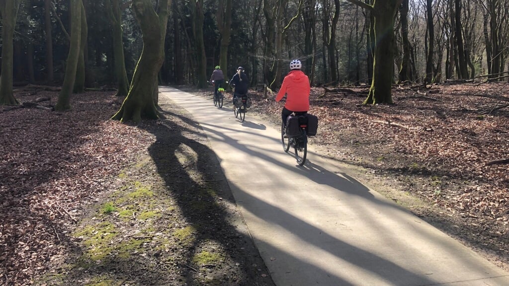 Er wordt met de fietstocht geld opgehaald voor het goede doel Stichting Gelukkig Ouder Worden.