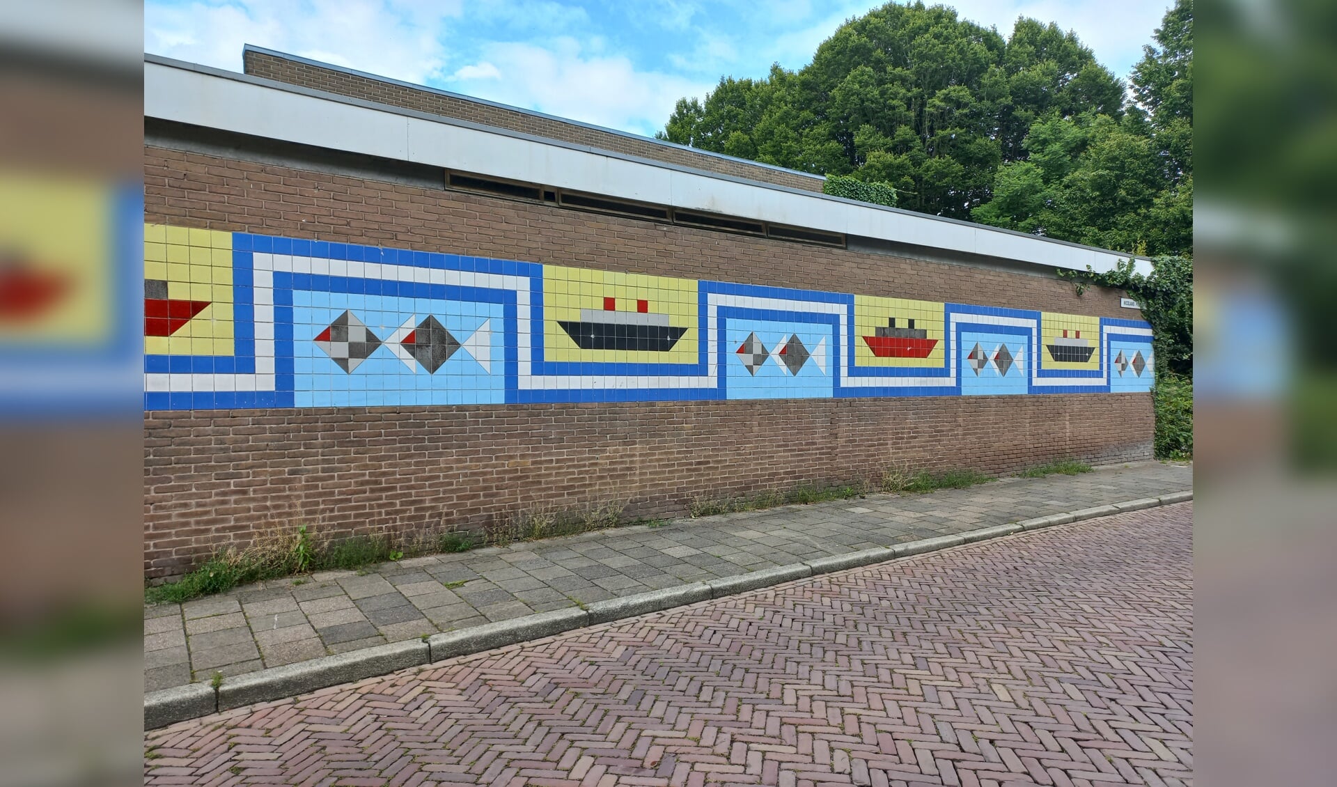 Tegeltableau van Thijs Overmars op de gymzaal aan de Nicolaas Pieckstraat