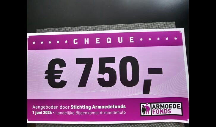 De cheque van 750 euro voor beide stichtingen