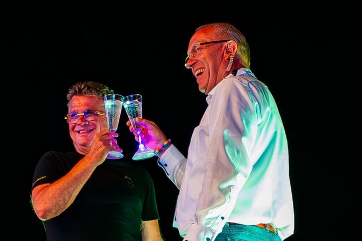 Gilbert Meurs (rechts) toast met zanger Wolter Kroes tijdens de Heideweek van 2024.