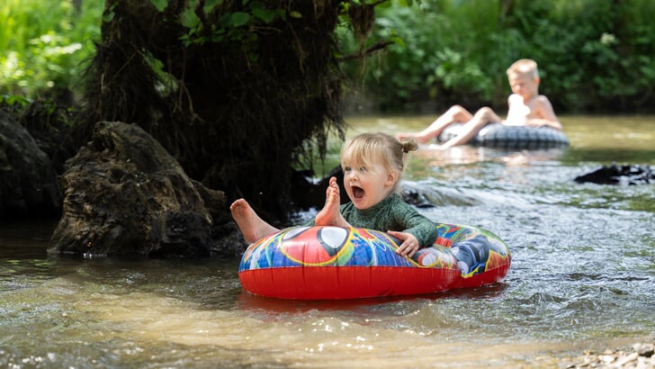,,Tijdens onze vakantie in Luxemburg werden er door onze jongens dagenlang dammetjes gebouwd in het riviertje op de camping. Hun kleine zusje Elenah vond het maar wat geweldig om met haar bootje door de stroomversnellingen te varen. '' Ingezonden door de familie Laros uit Barneveld.