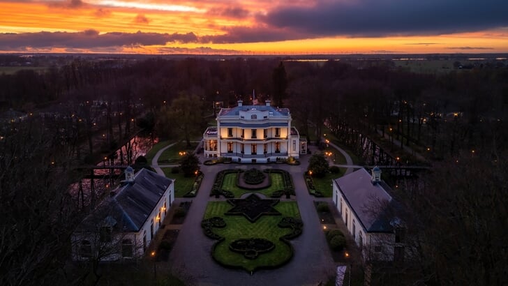 Zonsondergang bij Kasteel De Vanenburg.