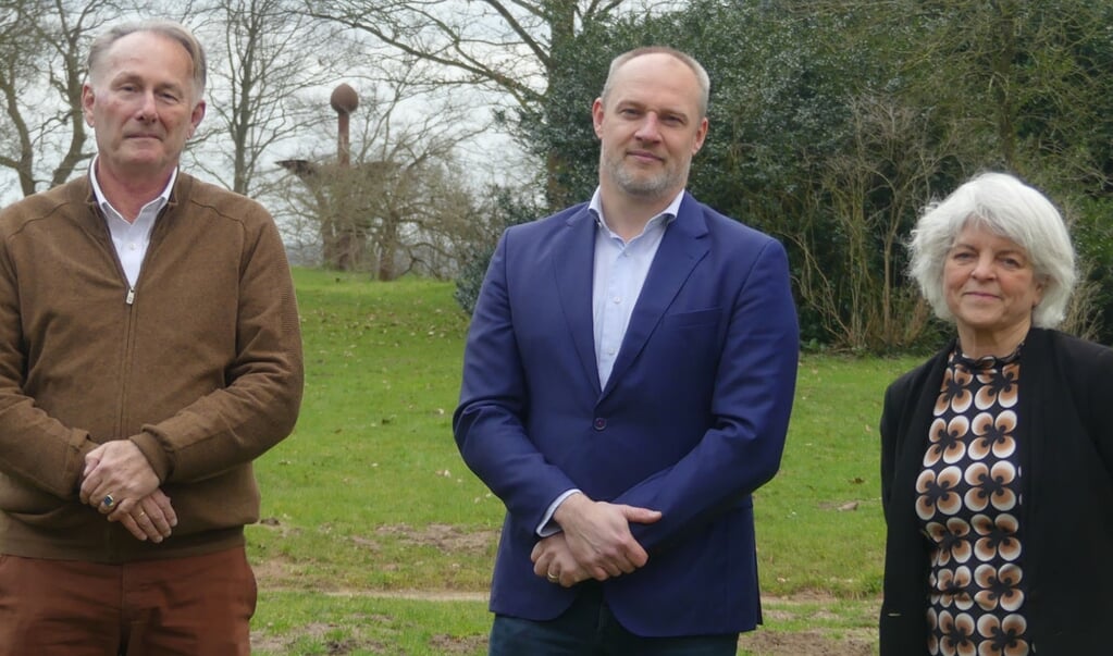 Van links naar rechts: Peter Oude Ophuis (lid Raad van Toezicht), Dennis Gudden (nieuwe directeur-bestuurder) en Nettie Buitelaar (nieuwe voorzitter Raad van Toezicht).