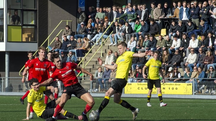 CJVV-verdediger Remy van Zanten, hier in actie tegen Roda'46, miste tegen Nunspeet de overtuiging in de afronding.