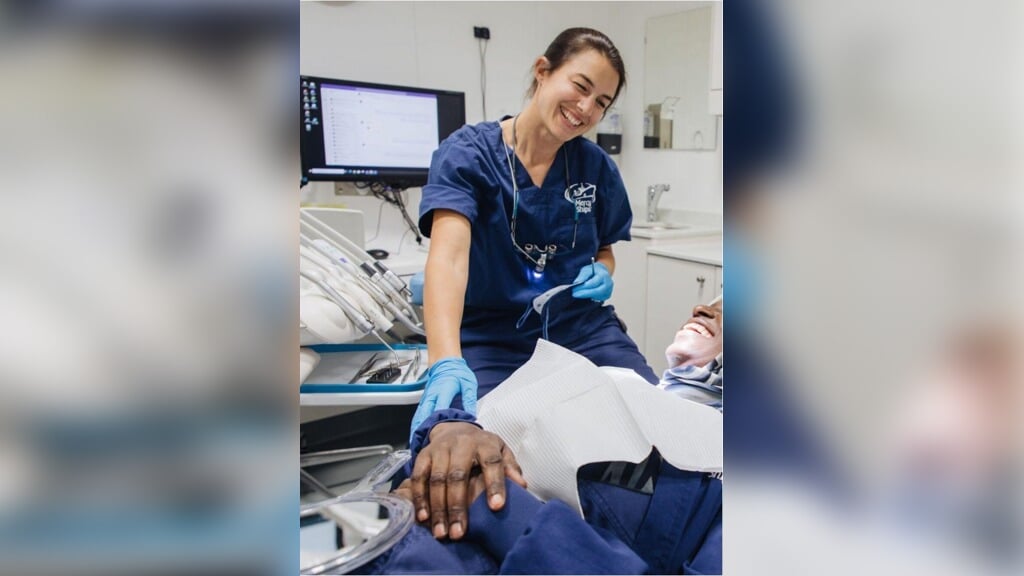 Marijke Westerduin is voor haar jarenlange vrijwilligerswerk als tandarts en docent bij Mercy Ships genomineerd voor tandarts van het jaar.