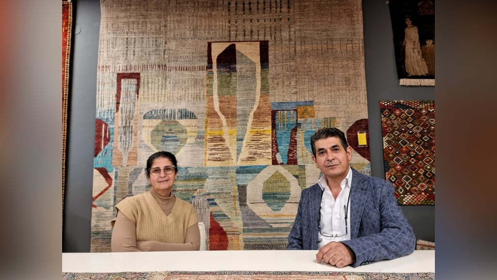 Roya en Reza Memarian tonen in hun winkel een nieuwe voorjaarscollectie Perzische, Kelim- en Scandinavische tapijten.