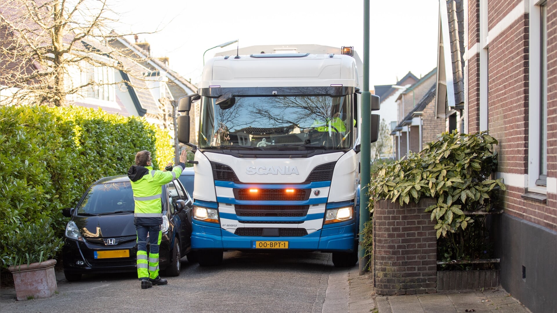 Beeld bij artikel: Weteringstraat is echt te smal voor de vuilniswagen: irritatie over klemgereden wagens groeit