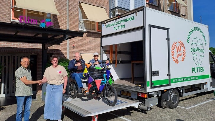 Dhr Van Bokhorst van Kringloop Overnodig overhandigt de sleutels.