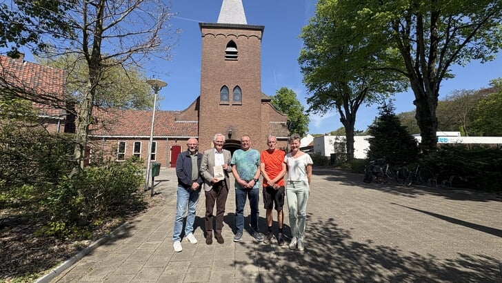 Alphons van Anraad, Evert de Graaf, Sytse Rakhorst, Martin de Groot en Gerda van Meerveld voor de kerk waar het plaquette komt.