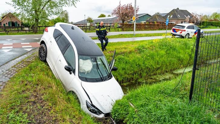 De auto raakte door een nog onbekende reden van de weg en belandde in de sloot.